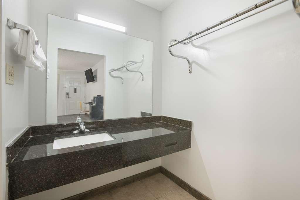 Americas Best Value Inn Стокбридж Номер фото