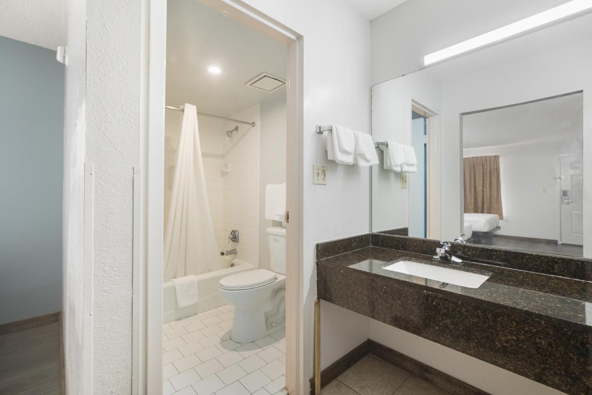 Americas Best Value Inn Стокбридж Номер фото