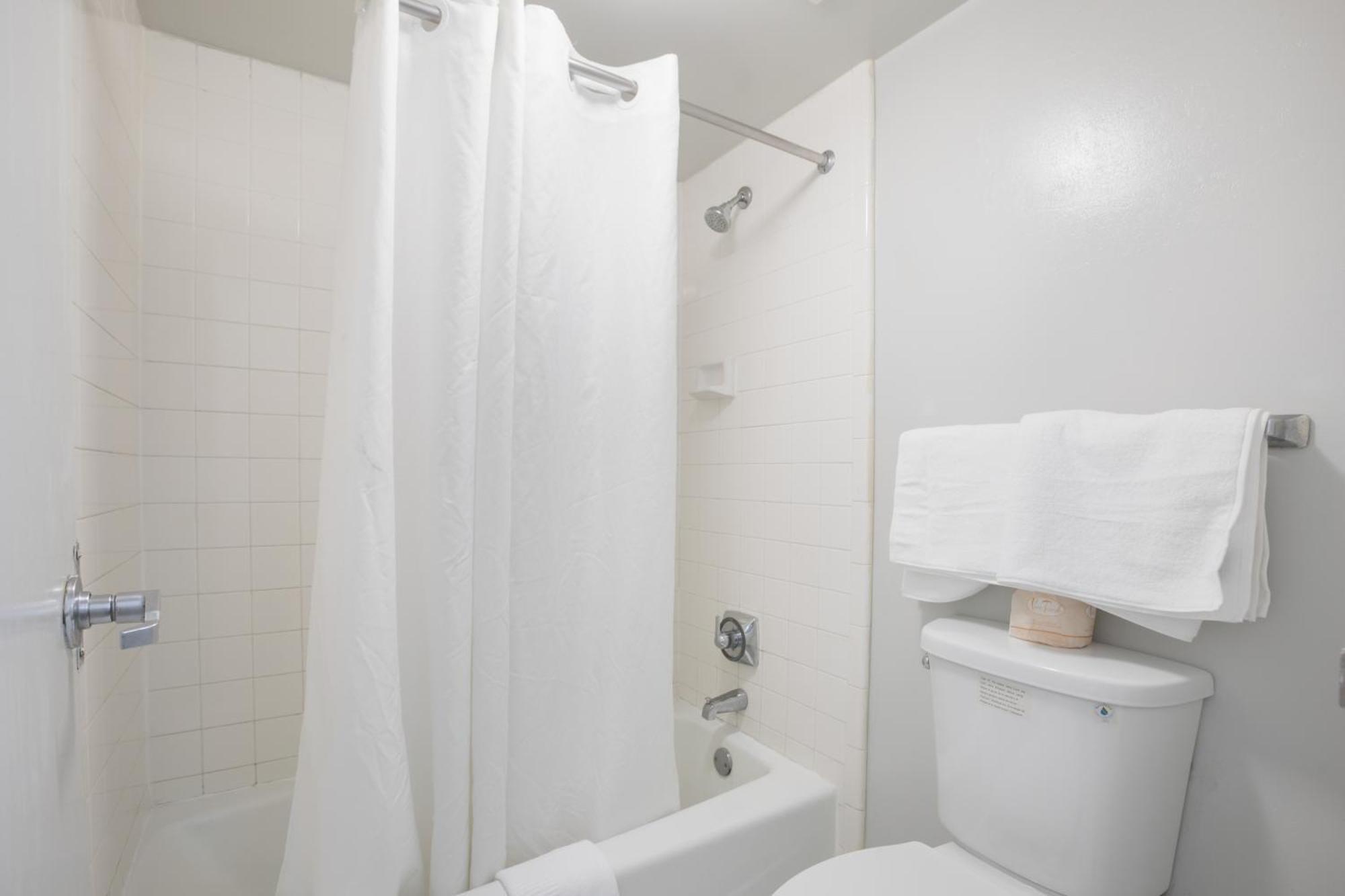 Americas Best Value Inn Стокбридж Номер фото